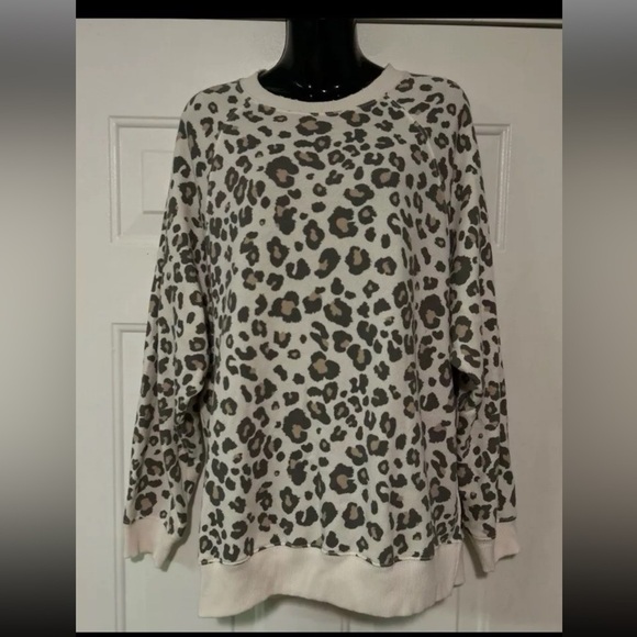 American Eagle Cheetah Crewneck Oversized Jegging Fit. Slit Sides. Women’s Small - Picture 1 of 15